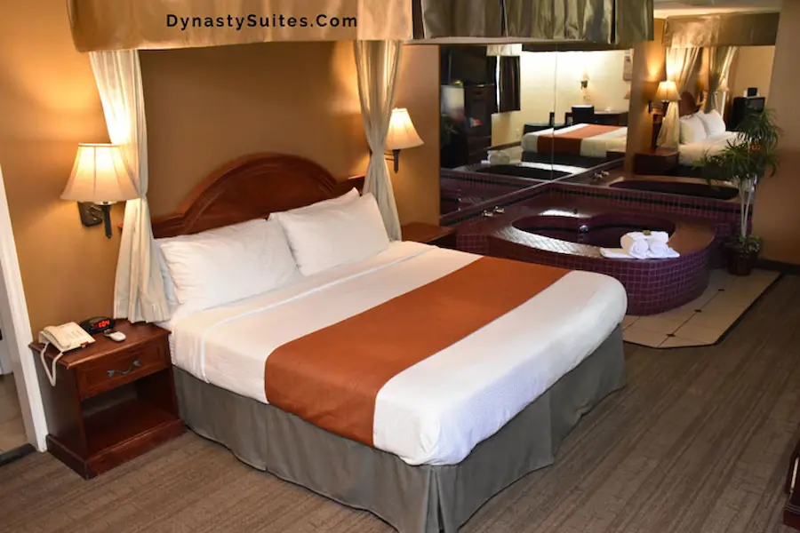 Suite with hot tub at Dynasty Suites Redlands
