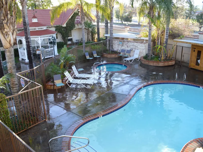 Outdoor pool and spa courtyard at Dynasty Suites Redlands.