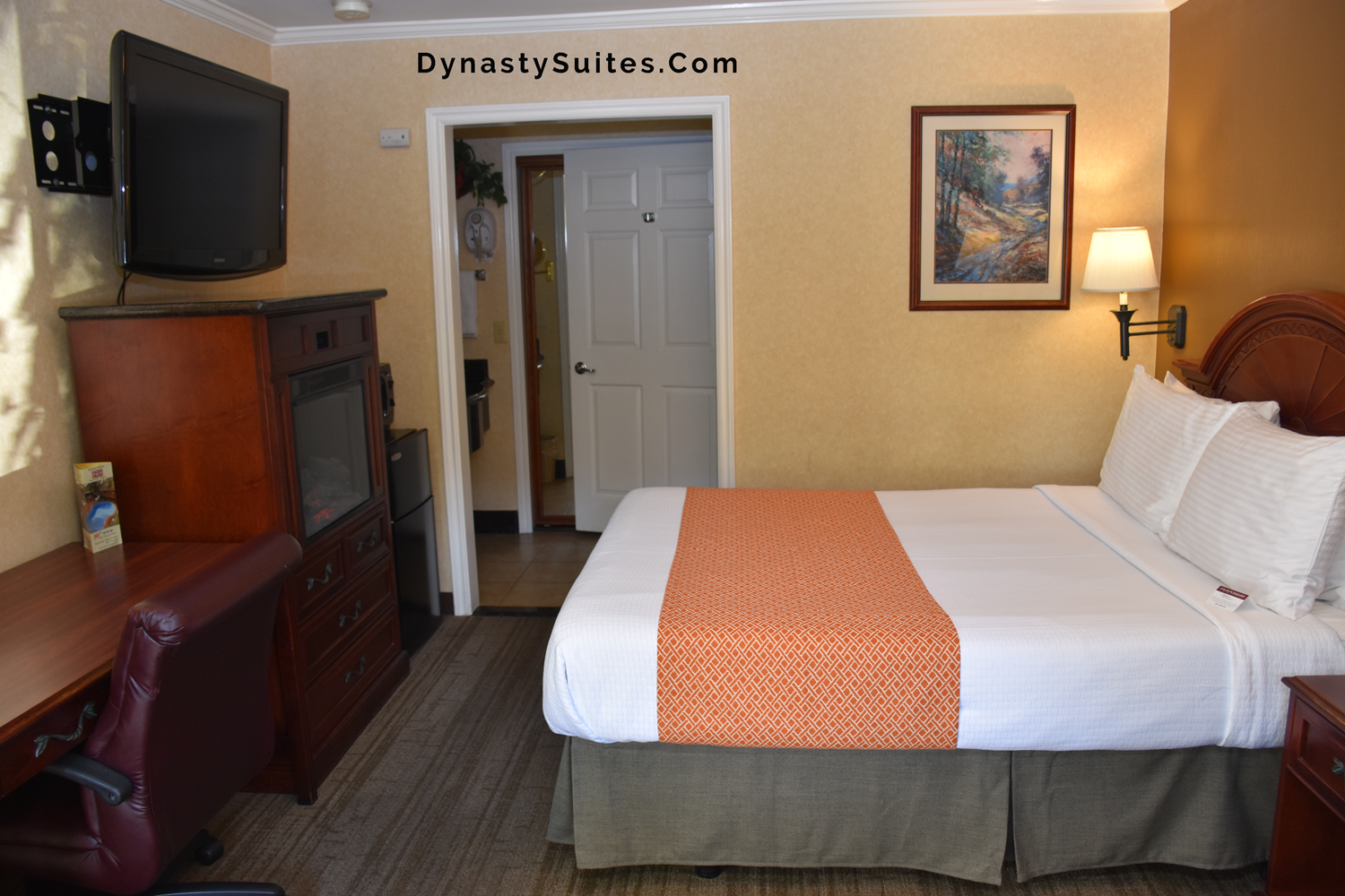 deluxe queen room and amenities photo
